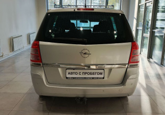 Подержанный автомобиль Opel Zafira Compactvan 2011 года (6 фото)