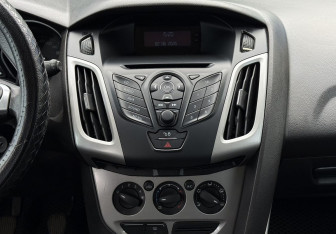Подержанный автомобиль Ford Focus Hatchback 2012 года (13 фото)