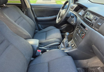 Подержанный автомобиль Toyota Corolla Sedan 2005 года (10 фото)