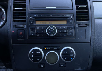 Подержанный автомобиль Nissan Tiida Hatchback 2008 года (13 фото)