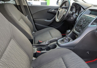 Подержанный автомобиль Opel Astra Sedan 2012 года (10 фото)