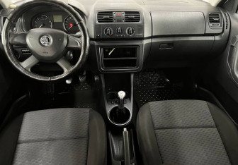 Подержанный автомобиль Skoda Fabia Hatchback 2013 года (11 фото)