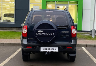 Подержанный автомобиль Chevrolet Niva 2010 года (6 фото)
