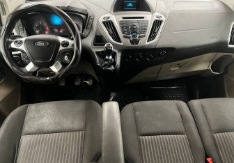Подержанный автомобиль Ford Tourneo Custom 2017 года (11 фото)