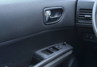 Подержанный автомобиль Nissan X-Trail 2011 года (17 фото)