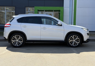 Подержанный автомобиль Peugeot 4008 2012 года (4 фото)