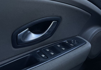 Подержанный автомобиль Renault Megane Hatchback 2009 года (15 фото)