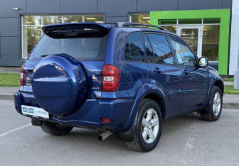 Подержанный автомобиль Toyota RAV4 2003 года (5 фото)