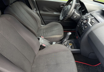 Подержанный автомобиль Renault Megane Sedan 2004 года (10 фото)