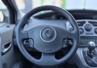 Подержанный автомобиль Renault Scenic 2008 года (12 фото)