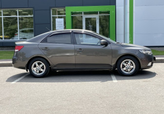Подержанный автомобиль Kia Cerato Sedan 2010 года (4 фото)