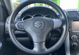 Подержанный автомобиль Suzuki Grand Vitara 2010 года (13 фото)