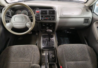 Подержанный автомобиль Chevrolet Tracker 2003 года (10 фото)