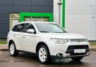 Подержанный автомобиль Mitsubishi Outlander 2014 года (3 фото)