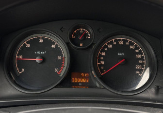 Подержанный автомобиль Opel Zafira Compactvan 2008 года (13 фото)