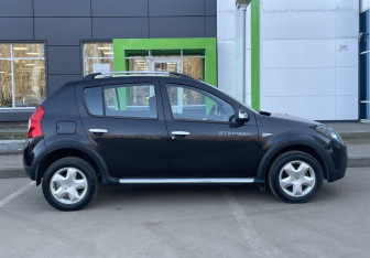 Подержанный автомобиль Renault Sandero 2014 года (4 фото)