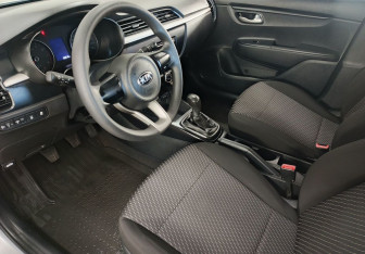 Подержанный автомобиль Kia Rio Sedan 2017 года (10 фото)