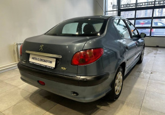 Подержанный автомобиль Peugeot 206 Sedan 2008 года (4 фото)