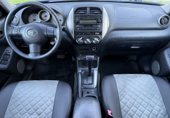 Подержанный автомобиль Toyota RAV4 2003 года (11 фото)