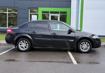 Подержанный автомобиль Renault Megane Sedan 2004 года (4 фото)
