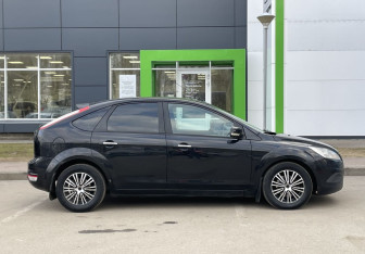 Подержанный автомобиль Ford Focus Hatchback 2011 года (4 фото)