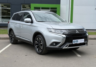 Подержанный автомобиль Mitsubishi Outlander 2022 года (3 фото)