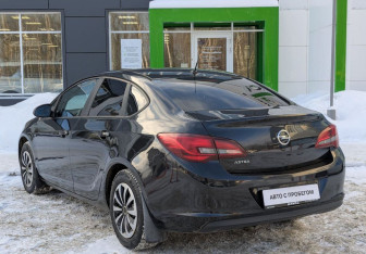Подержанный автомобиль Opel Astra Sedan 2012 года (7 фото)