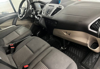 Подержанный автомобиль Ford Tourneo Custom 2017 года (12 фото)