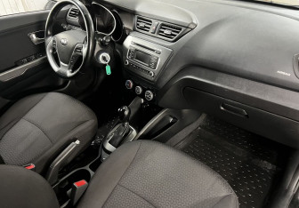 Подержанный автомобиль Kia Rio Sedan 2015 года (11 фото)