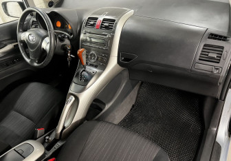 Подержанный автомобиль Toyota Auris Hatchback 2008 года (11 фото)