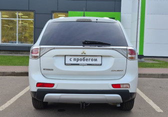 Подержанный автомобиль Mitsubishi Outlander 2014 года (6 фото)