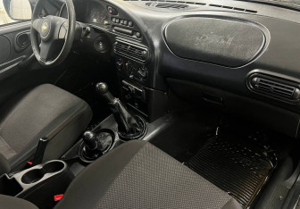 Подержанный автомобиль Chevrolet Niva 2011 года (8 фото)