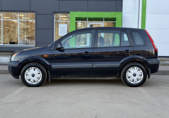 Подержанный автомобиль Ford Fusion 2007 года (8 фото)