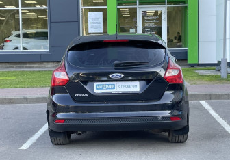 Подержанный автомобиль Ford Focus Sedan 2012 года (6 фото)