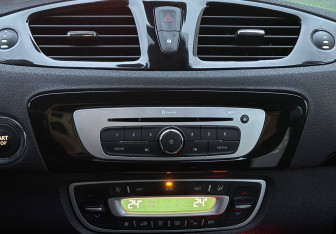 Подержанный автомобиль Renault Scenic 2015 года (14 фото)