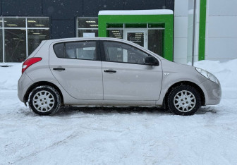 Подержанный автомобиль Hyundai i20 2010 года (8 фото)