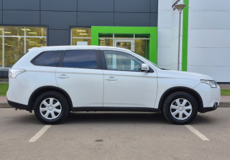 Подержанный автомобиль Mitsubishi Outlander 2014 года (4 фото)