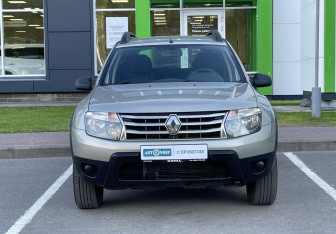Подержанный автомобиль Renault Duster 2015 года (2 фото)