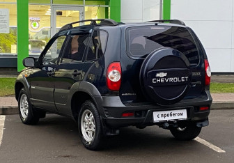 Подержанный автомобиль Chevrolet Niva 2010 года (7 фото)