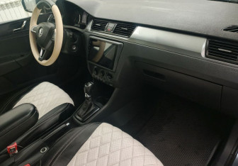 Подержанный автомобиль Skoda Rapid Liftback 2014 года (10 фото)