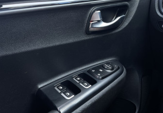 Подержанный автомобиль Kia Rio Hatchback 2019 года (13 фото)