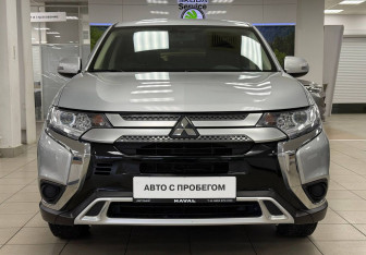 Подержанный автомобиль Mitsubishi Outlander 2021 года (2 фото)