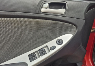 Подержанный автомобиль Hyundai Solaris Hatchback 2011 года (12 фото)
