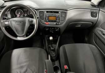 Подержанный автомобиль Kia Rio Sedan 2009 года (10 фото)