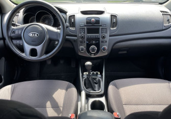 Подержанный автомобиль Kia Cerato Sedan 2010 года (9 фото)