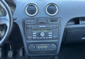 Подержанный автомобиль Ford Fusion 2006 года (13 фото)