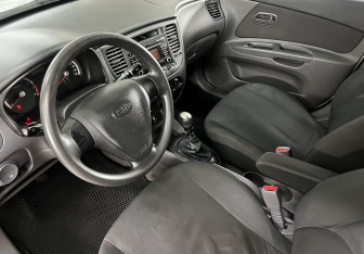 Подержанный автомобиль Kia Rio Sedan 2009 года (9 фото)