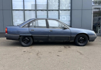 Подержанный автомобиль Opel Omega Sedan 1988 года (4 фото)