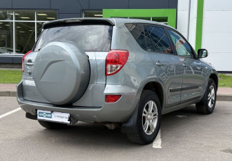 Подержанный автомобиль Toyota RAV4 2006 года (5 фото)