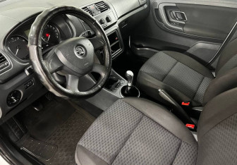 Подержанный автомобиль Skoda Fabia Hatchback 2013 года (10 фото)